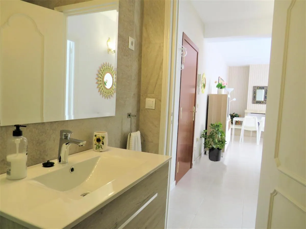 Elizabeth Beach Apartment With Seaviews! Torremolinos 0*,  Hiszpania
